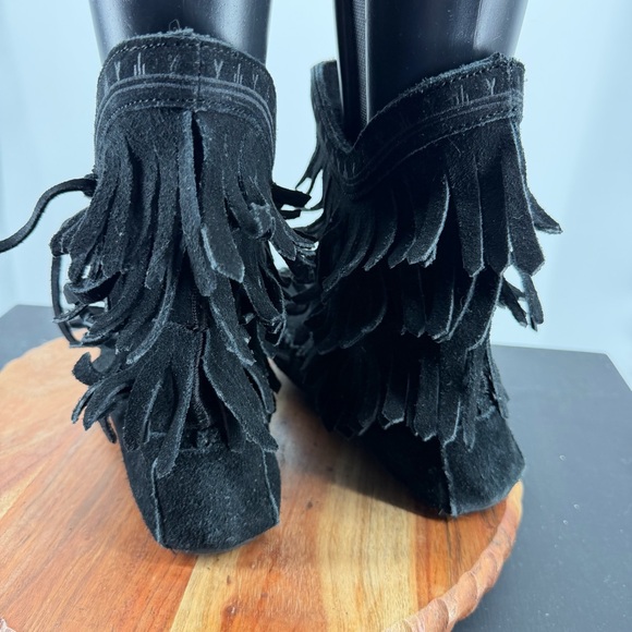 MANITOBAH Fringe Black Suede Women's Boots
moccasin dancer 9” sz 8 - Picture 4 of 7